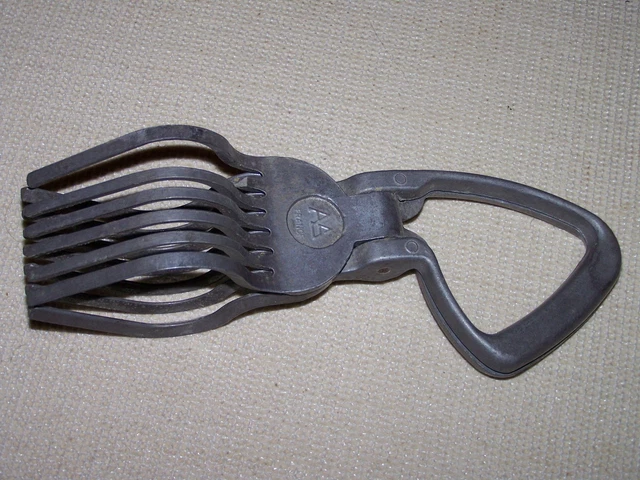 Pince à Rôti Manutranch En Bakélite Et Aluminium - Ustensile De Cuisine Vintage - Occasion