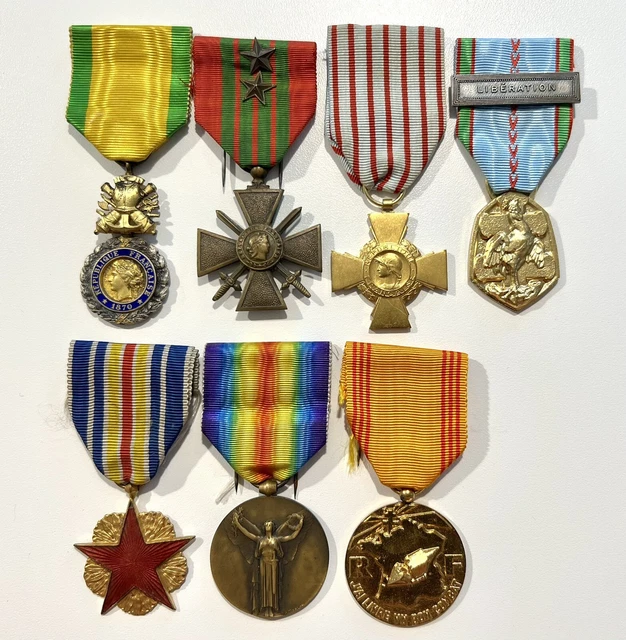 Ensemble de 7 plaques et médailles en bronze, métal et une en résine