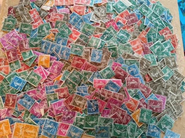 Lot de + de 1300 timbres poste divers et variés la plupart oblitérés