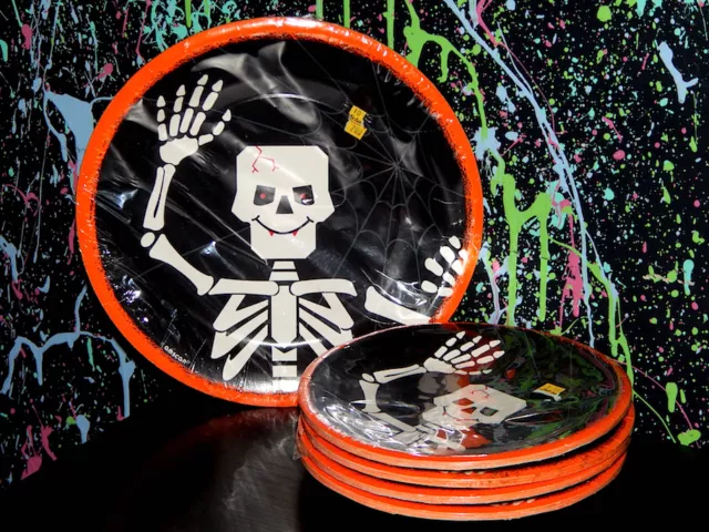 1991 VAMPIRE SKELETON PARTY PLATES Amscan Halloween decor Mr Bones vintage rare