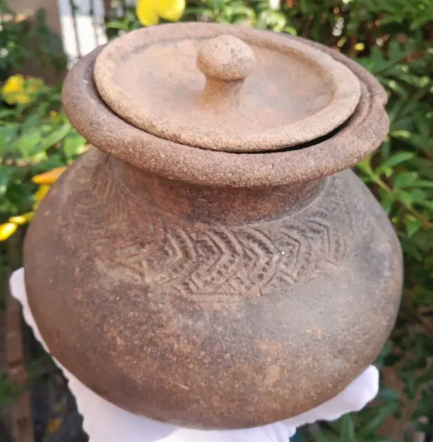 Histórica olla y tapa de terracota del siglo XV, antigua Ayutthaya Tailandia