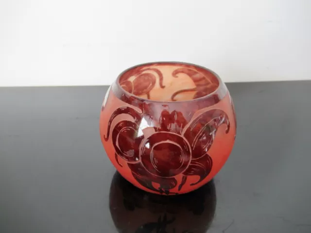 Vase Le Verre Français en verre multicouche dégagé à l'acide. Charles Schneider