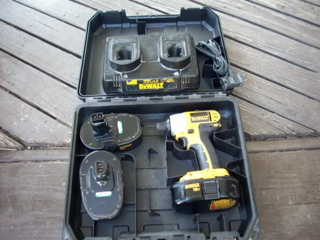 dewalt Dc827 1/4" Impact driver drill with 3 batteries and case