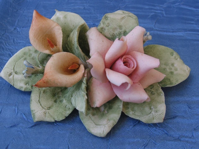 Splendido tralcio di rosa e calle in porcellana di capodimonte 12x6x4 cm