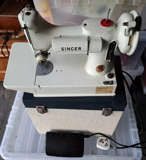 Vintage White SINGER 221 Lightweight sewing machine & case FREE DELIVERY UK