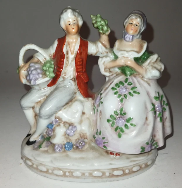 Groupe en porcelaine allemande, Couple à la grappe de raisins