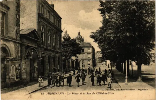 CPA Argentan - La Place et la Rue de l'Hotel de Ville (250041)