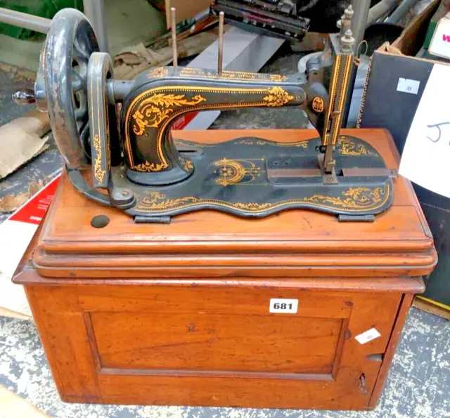 Antique Singer 12k Sewing Machine fiddle based & cased & shuttle bobbin as pics