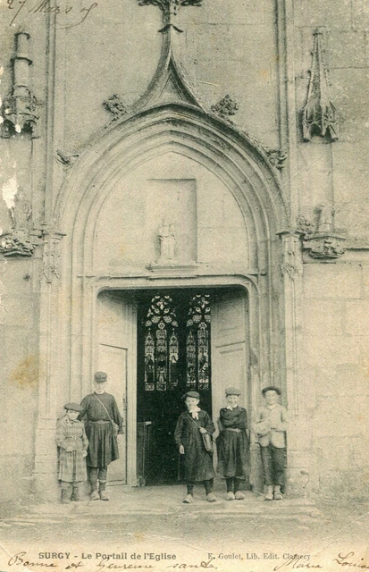 Carte SURGY Le Portail de l'église La tenue vestimentaire des enfants à l'époque