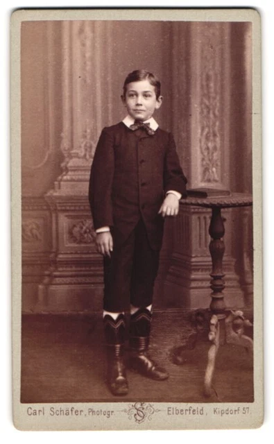 Fotografie Carl Schäfer, Elberfeld, Kipdorf 57, Portrait Junge im Anzug mit Cow