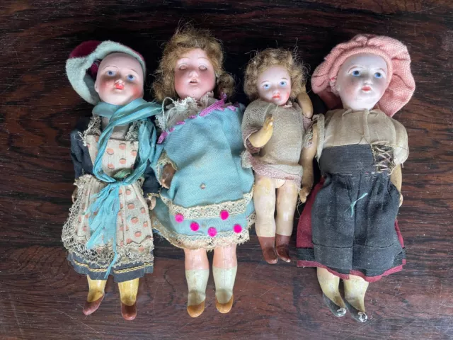 Lot de 4 petites poupées en  porcelaine. Unis France yeux fixes et dormeurs.