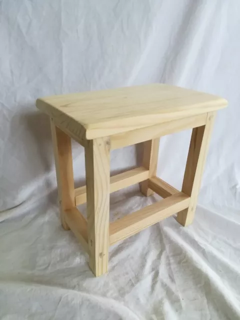 TABURETE para niños de madera. 30 cms. largo. Modelo Flat