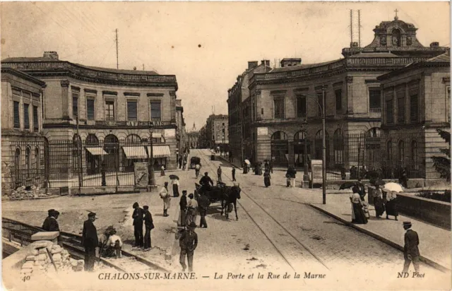 CPA CHALONS-sur-MARNE - La Porte et la Rue de la Marne (742297)