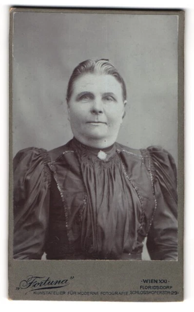 Fotografie Atelier Fortuna, Wien XXI., Schlosshoferstrasse 29, Frau mit strenge