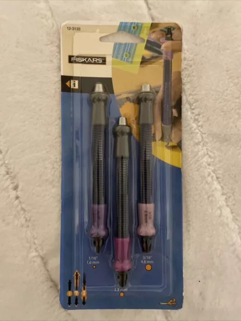 Colocadores de ojales Fiskars 3 tamaños - 1/16, 1/8, 3/16 Nuevo en paquete Spring Hammer incorporado