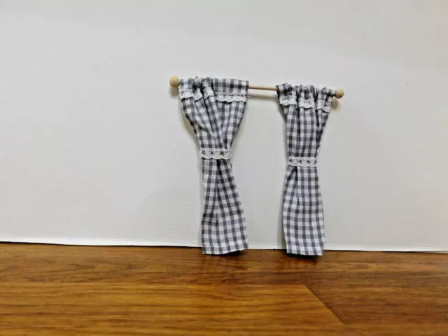 DOLLS HOUSE 1/12th PAIR OF GINGHAM CURTAINS WITH TIEBACKS ON REMOVABLE PINE POLE