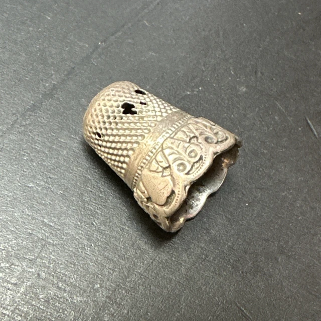 Dé à Coudre Ancien En Argent Massif – Motifs Fleuris – Fabrication Française