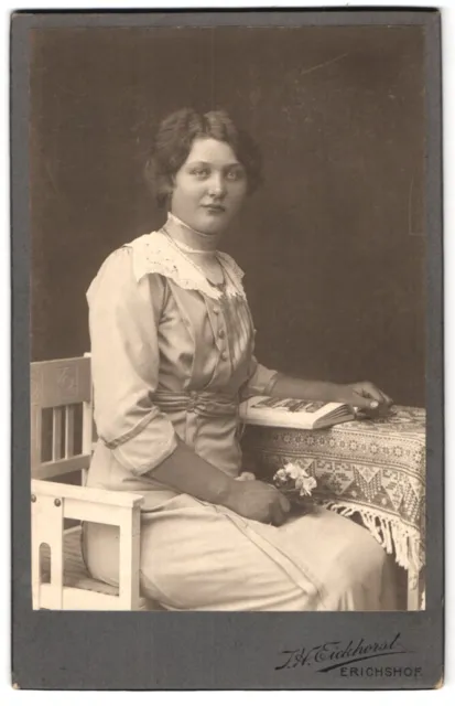 Fotografie J. H. Eickhorst, Erichshof, Portrait junge Dame im modischen Kleid m
