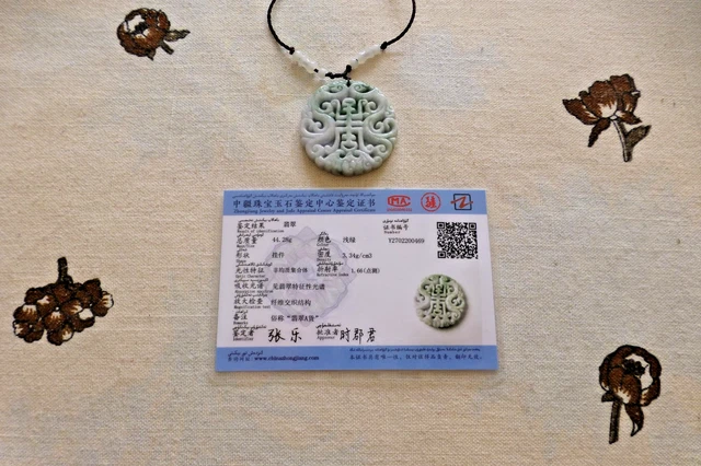 Pendentif En Jade A Sculpté à La Main - Vert Naturel Avec Certificat De Garantie