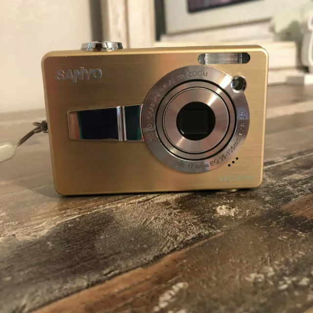 Sanyo Xacti VPC-E760 7.1 MP Gold Digital Camera - With Soft Case