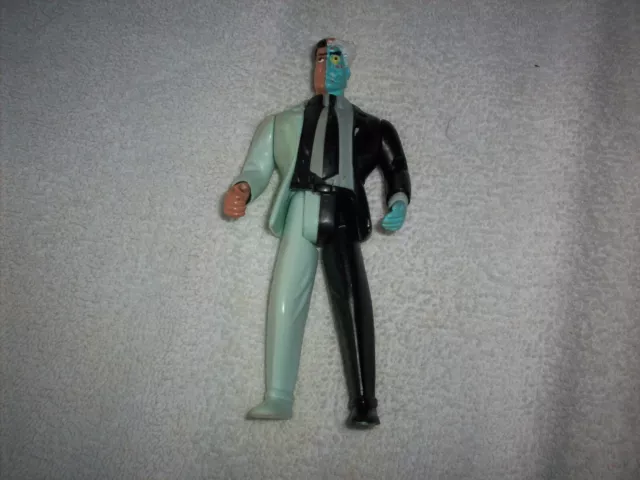 Hasbro: Batman Animated Series – Two Face Action Figure – Roulette Gun