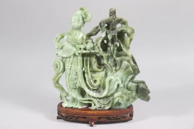 Chinesische Dame geschnitzte Jade Figur auf Holzsockel China (GE672)