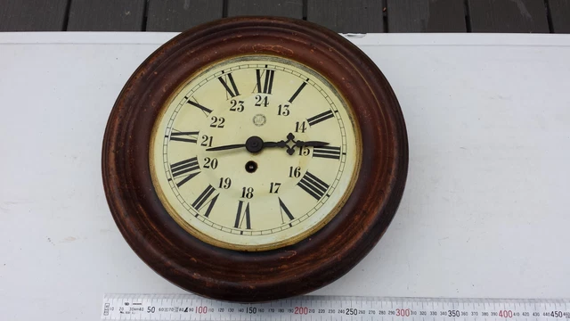 Ancienne pendule horloge mécanique publicitaire ronde en tôle MANUFRANCE