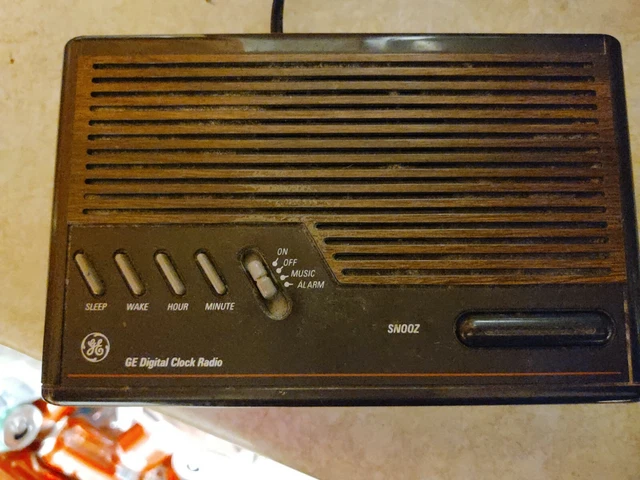 Réveil numérique GE radio AM/FM modèle 7-4612B marron vintage années 80 2
