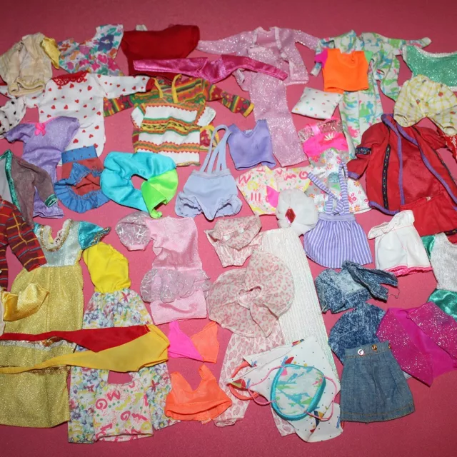 Lot de 50 vêtements pour Barbie Mattel vintage