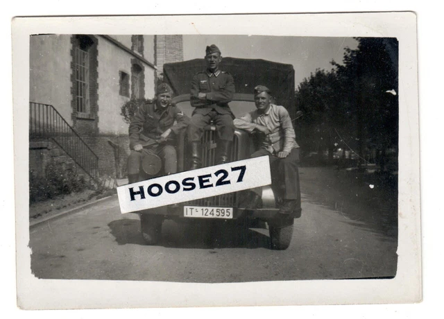 Foto WH Opel Blitz Männer auf Kühlerhaube Kennzeichen "IT"  8x5cm 2.WK orig.