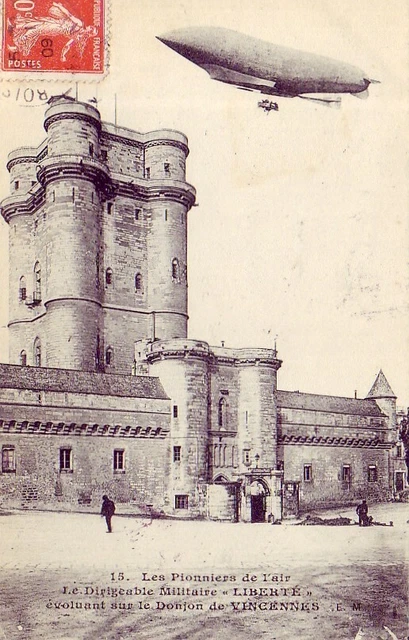 CPA 94 VINCENNES AIRCRAFT Le Dirigeable LIBERTE moving over the Dungeon 1909