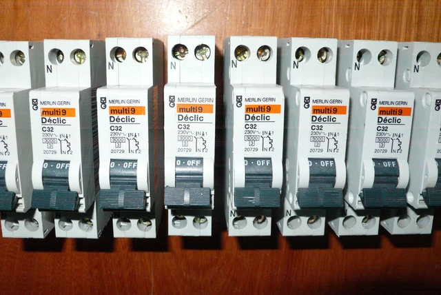 MERLIN GERIN DISJONCTEUR TETRAPOLAIRE C60a C32 ref:23721 EUR 40,00