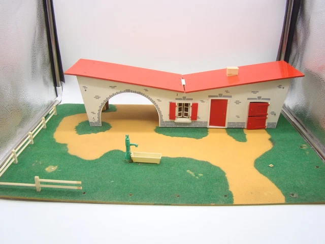 Caserne Parc Militaire Depreux – Jouet Ancien (manque Un Toit)
