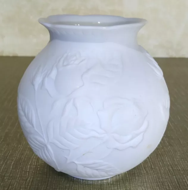 Vase Kaiser biscuit blanc. Motif roses. Années 1960-70. Signé M.Frey. 3