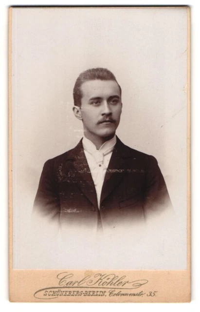 Fotografie Carl Köhler, Berlin-Schöneberg, junger Mann Herr Landeck im Anzug mi