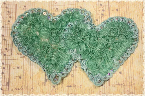 Toppa a forma di doppio cuore verde decorazione in raso e pailettes
