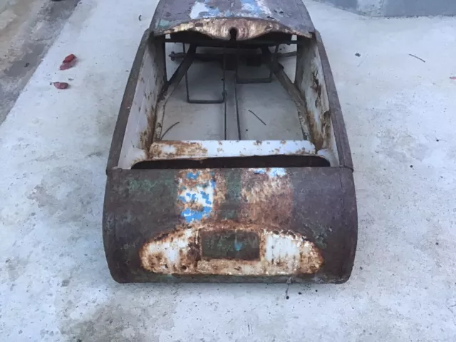 Ancienne voiture tôle à pédale Dauphine.