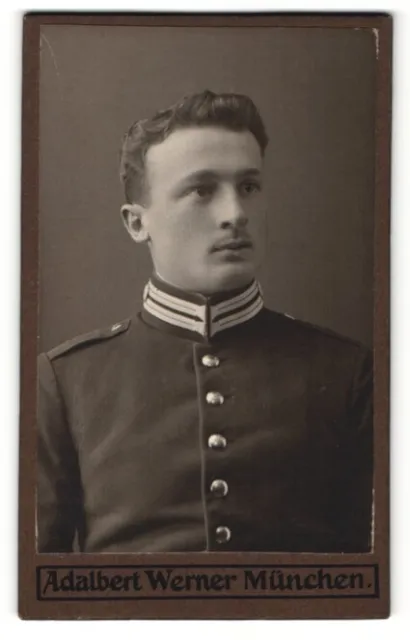 Fotografie Adalbert Werner, München, Portrait junger Mann in Uniform