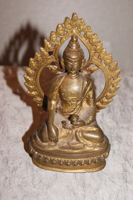 Asiatika vintage/antico. Divinità seduta con corona di raggi bronzo