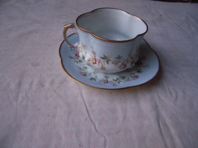 Tasse Et Soucoupe En Porcelaine De Limoges - Décor Fleurs Et Dorure - Occasion (bon état Avec Petit éclat)