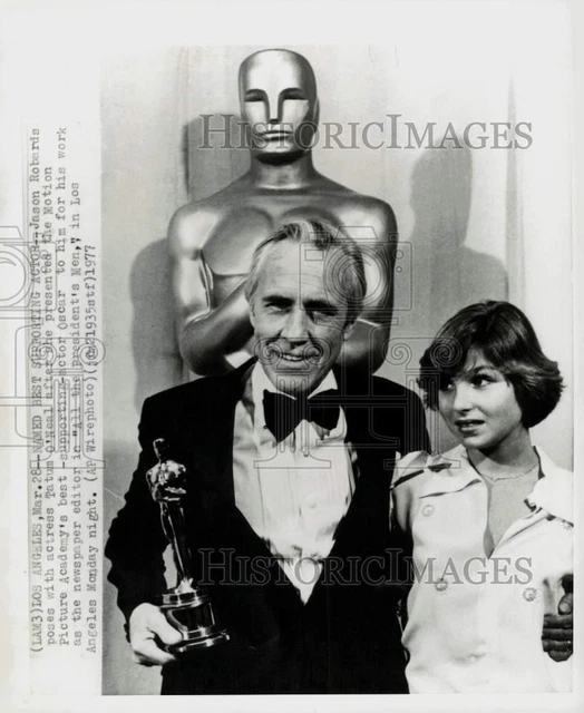 1977 Press Photo Actors Jason Robards and Tatum O'Neal at the Oscars in L.A.