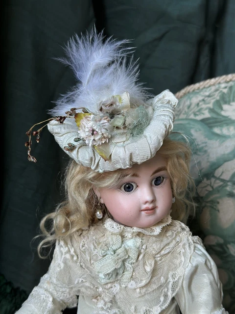 Petite poupée ancienne recouverte de coton , 14 cm, œuf en laine cardée, prix: 35€. Vendu