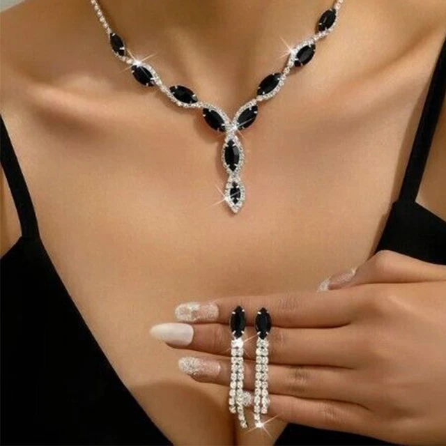 Un dessin d'une femme avec un collier de perles dessus | Photo Premium Un dessin d'une femme avec un collier de perles dessus | Photo Premium