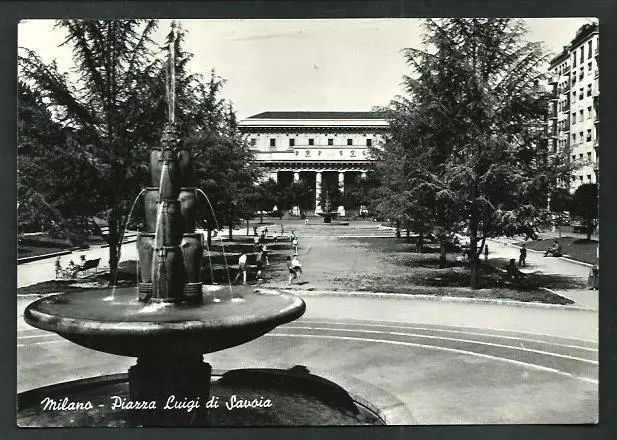 Milano : Piazza Luigi di Savoia con le Poste - cartolina non viaggiata anni '50