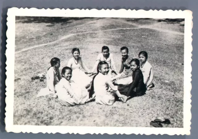 Viêt Nam, Groupe de jeune filles  Vintage silver print.  Tirage argentique d&#
