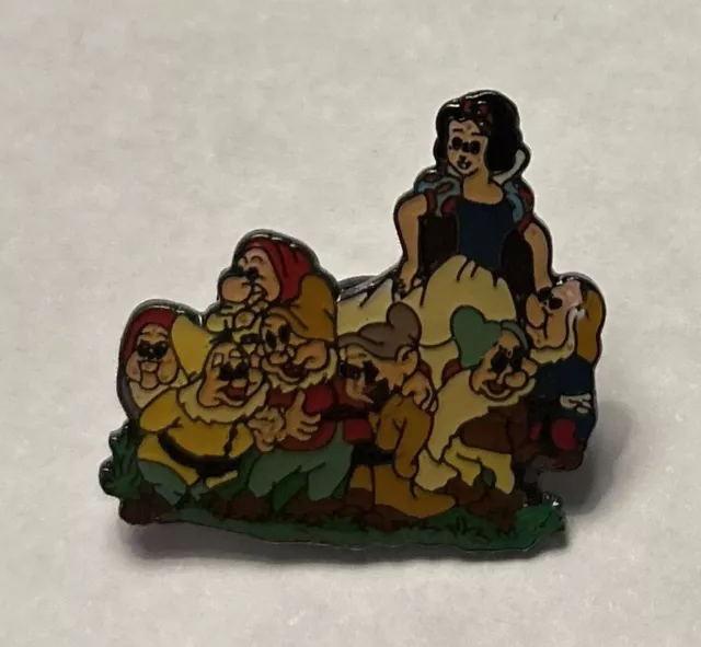 Disney - Snow White and 7 Dwarfs Dancing - Group Dopey Grumpy Happy Doc Pin
