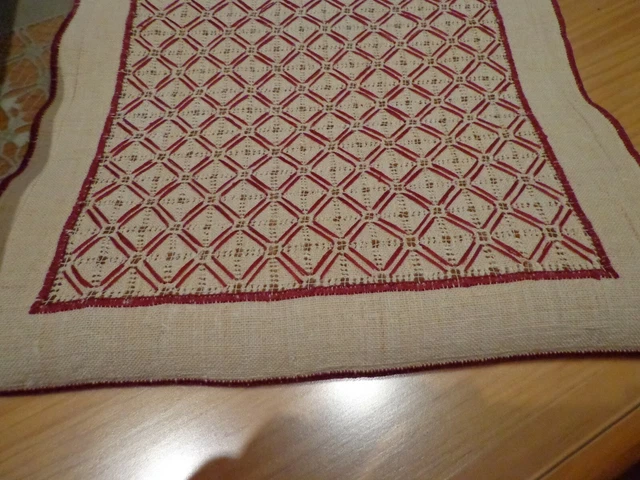 Pequeño tapete hecho a mano.Tela de hilo tejida a mano.Mira mis otros artículos.