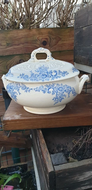Soupière en faïence emaillée Delft avec son couvercle et son plat de