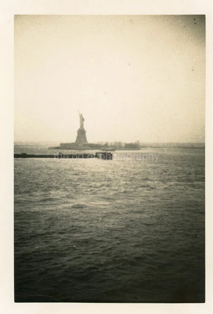STATUE OF LIBERTY Vintage FOUND PHOTO b+w Snapshot NEW YORK 39 LA 91 W