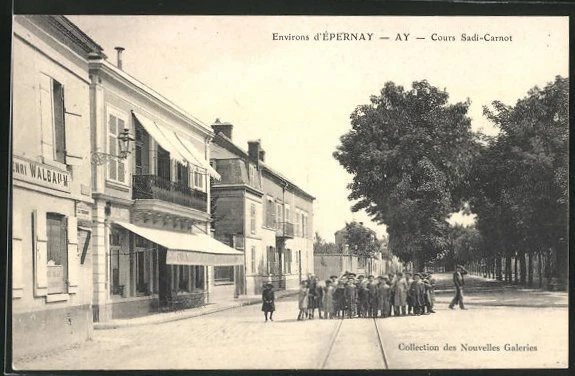 CPA Ay, Cours Sadi-Carnot, vue de la rue